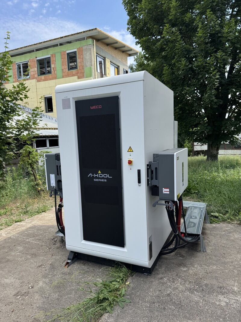 Kültéri ipari energiatároló szekrény egy vállalati napelemes rendszerhez